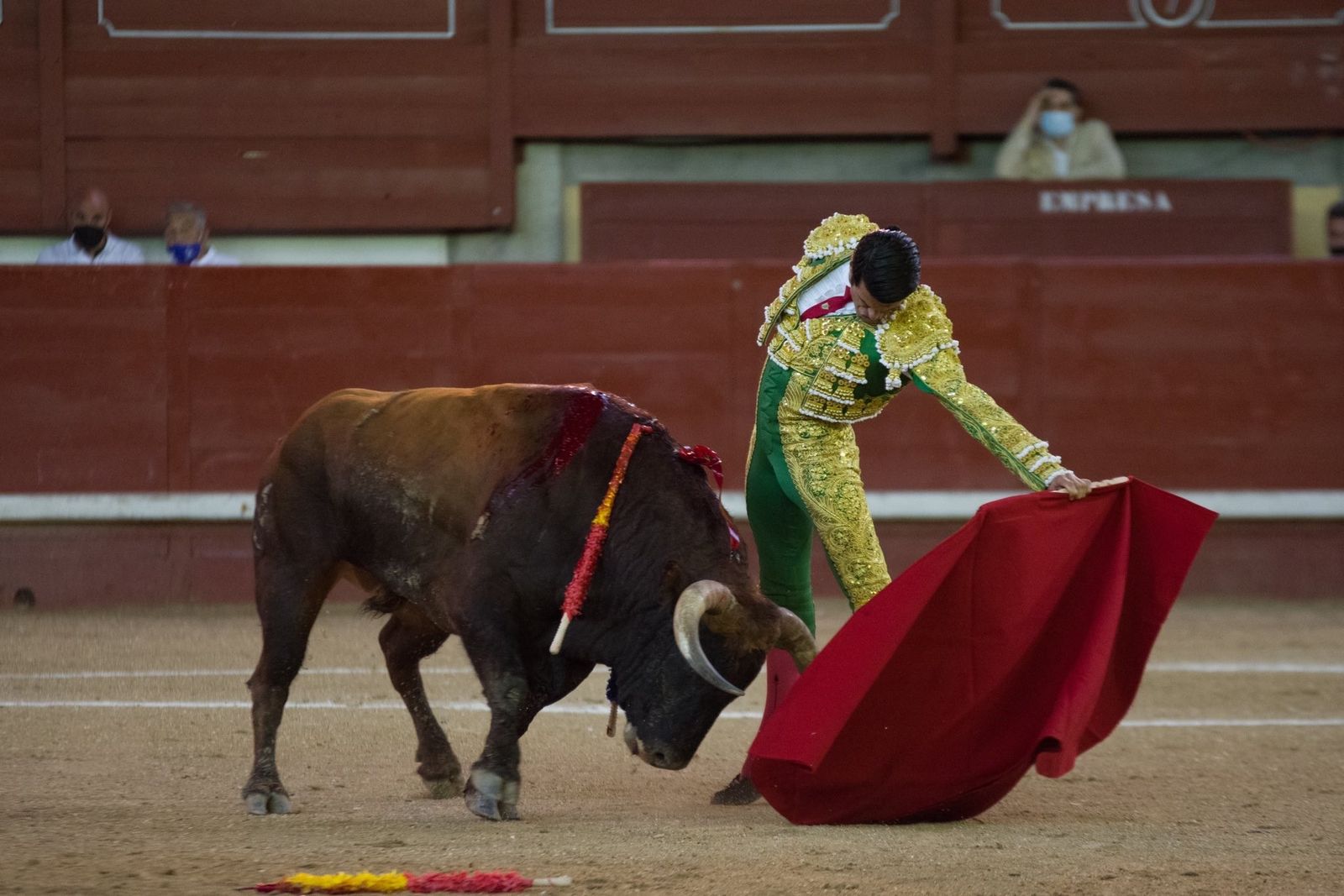 Emilio de Justo, dos orejas y lesión de vértebras en el cierre de la Feria de Leganés