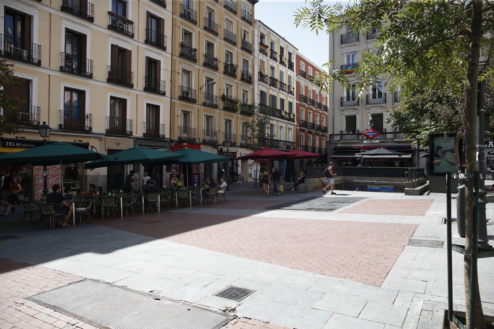 Vecinos de un edificio de Chueca luchan para que no les echen tras un aviso de que les queda un mes
