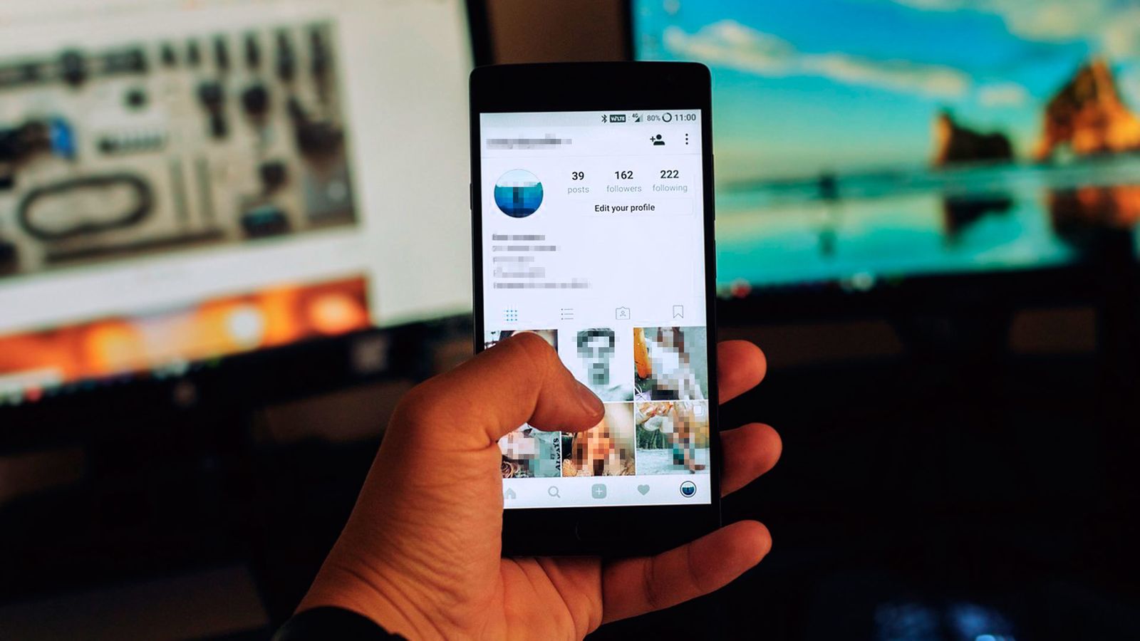 Un usuario de redes sociales con su móvil