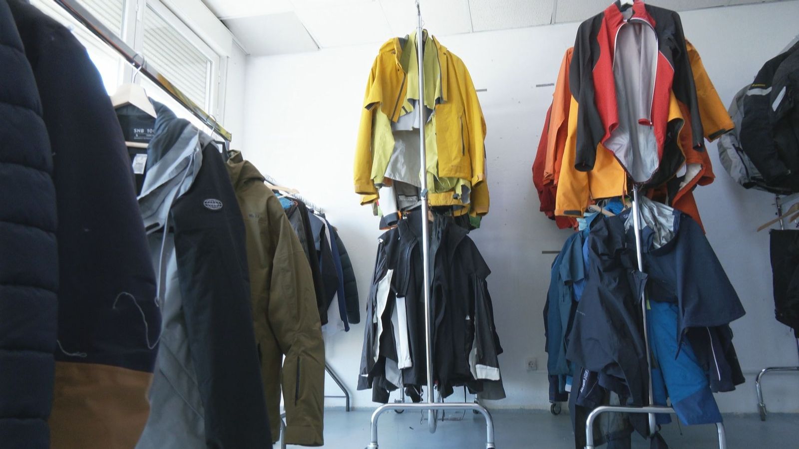 Taller de fabricación de sacos de dormir y reparación de material deportivo en Villaverde