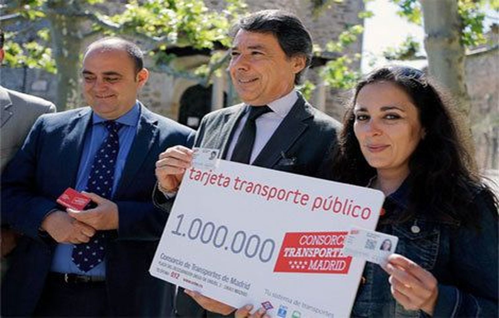 González entrega la tarjeta de transporte público sin contacto un millón
