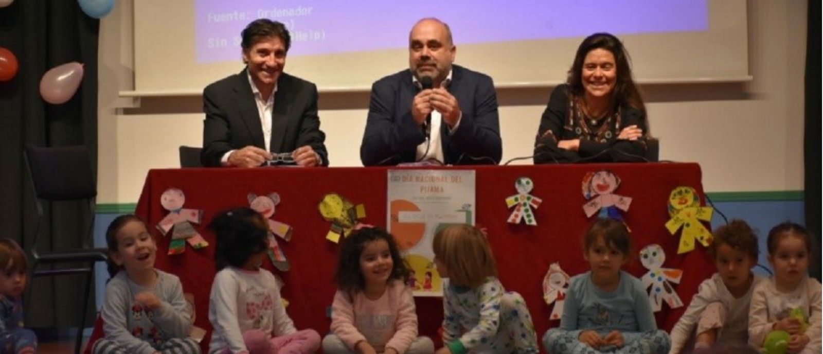 De derecha a izquierda, María Araúz, presidenta de ASEAF, Pau Marí-Klose, Alto Comisionado para la lucha contra la pobreza infantil y el director del CEIP Menéndez Pelayo de Madrid, Gregorio Mariano Mariano