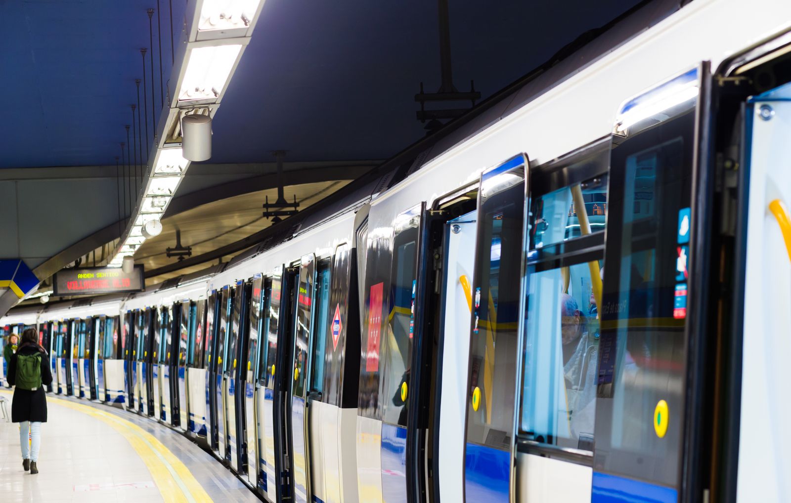 Detalle de un tren de Metro esperando es una estación