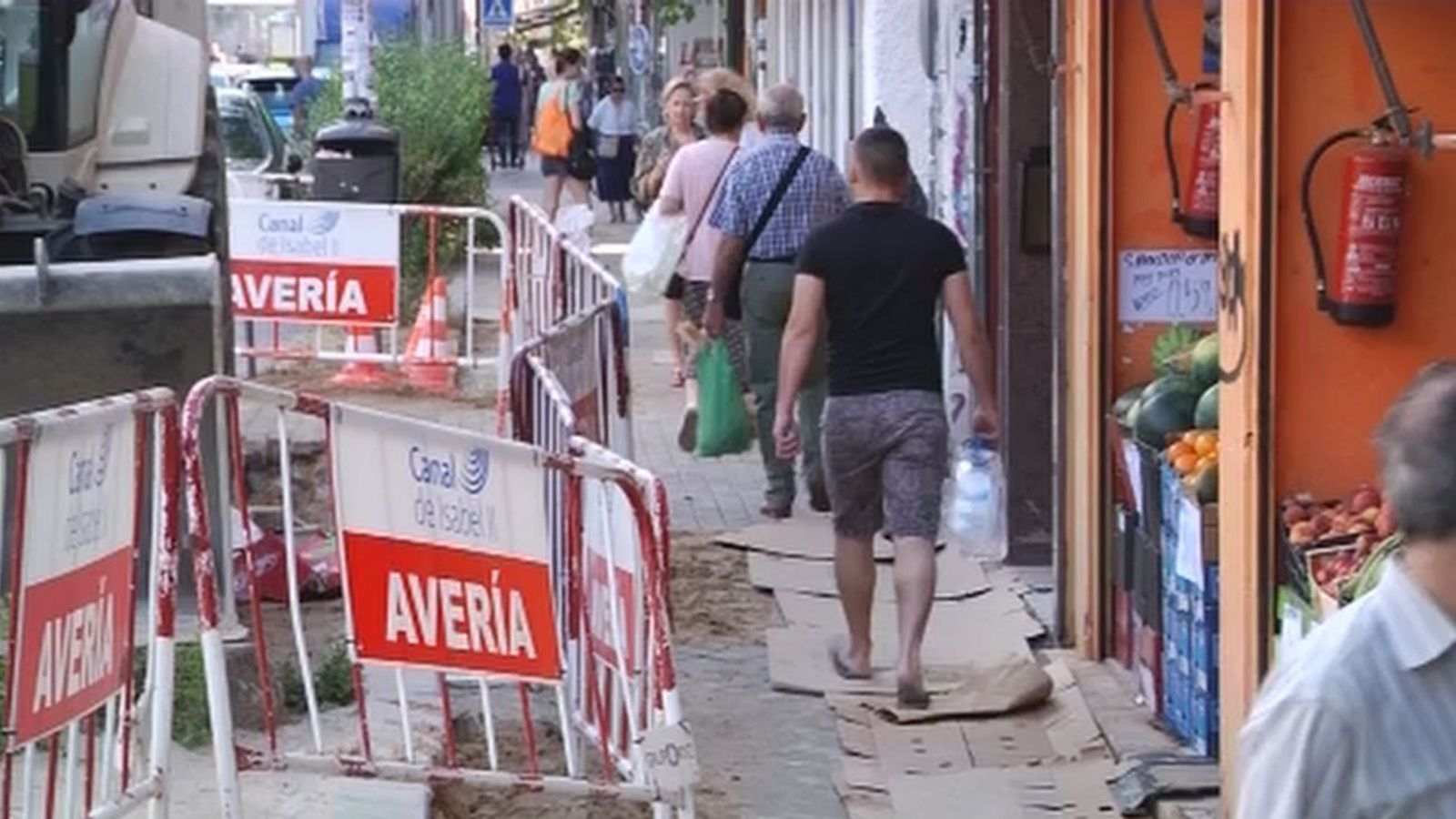 Caos y preocupación por las constantes inundaciones en una calle de Aluche