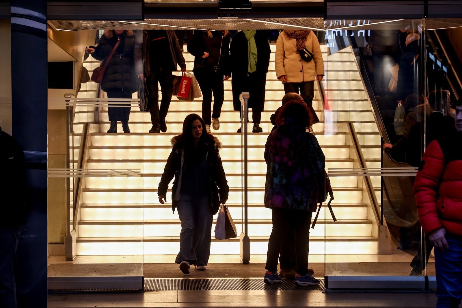 Personas a las puertas de un centro comercial