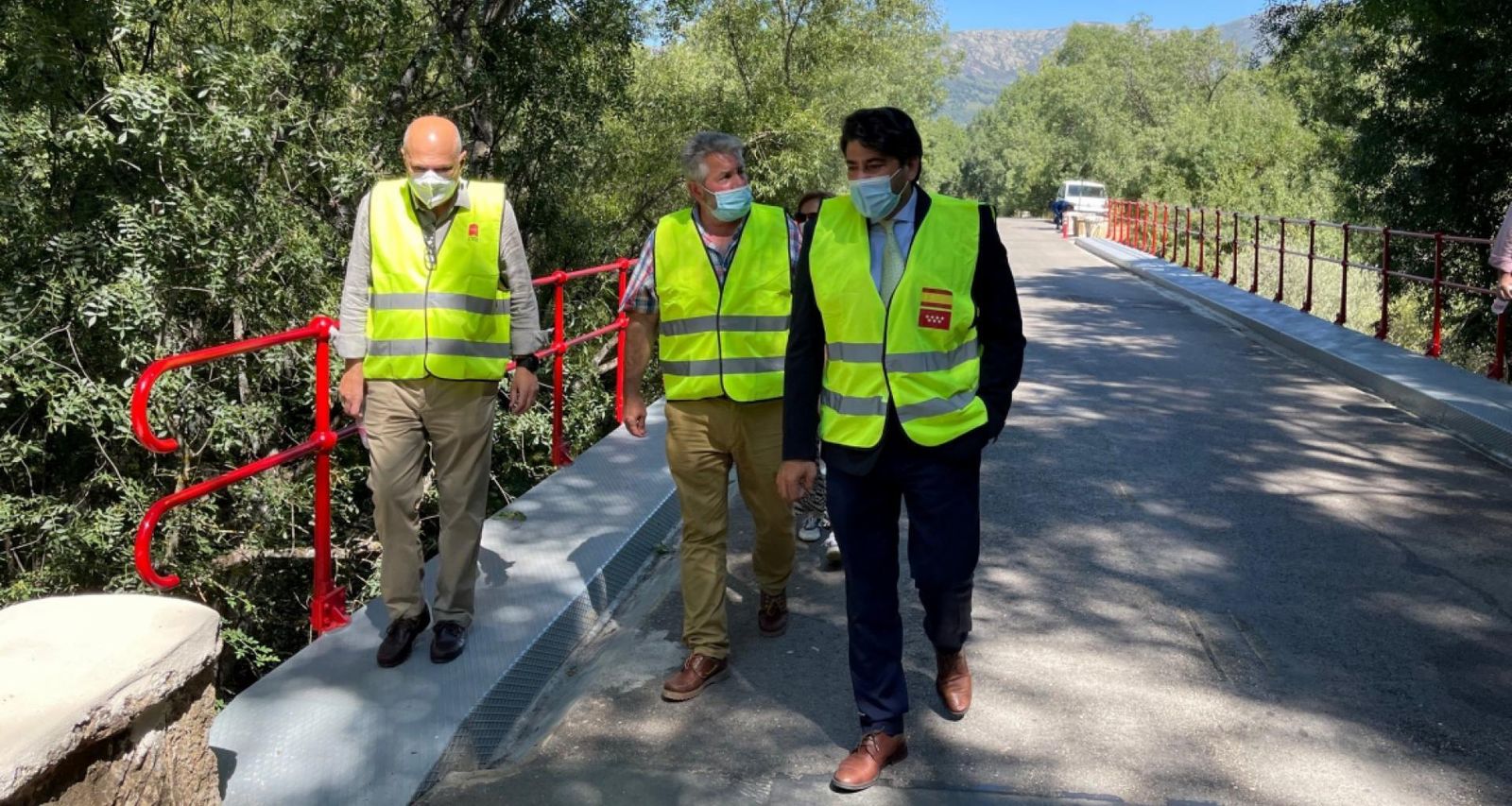 El consejero de Transportes cruza el Puente de Hierro sobre el río Lozoya, en Rascafría