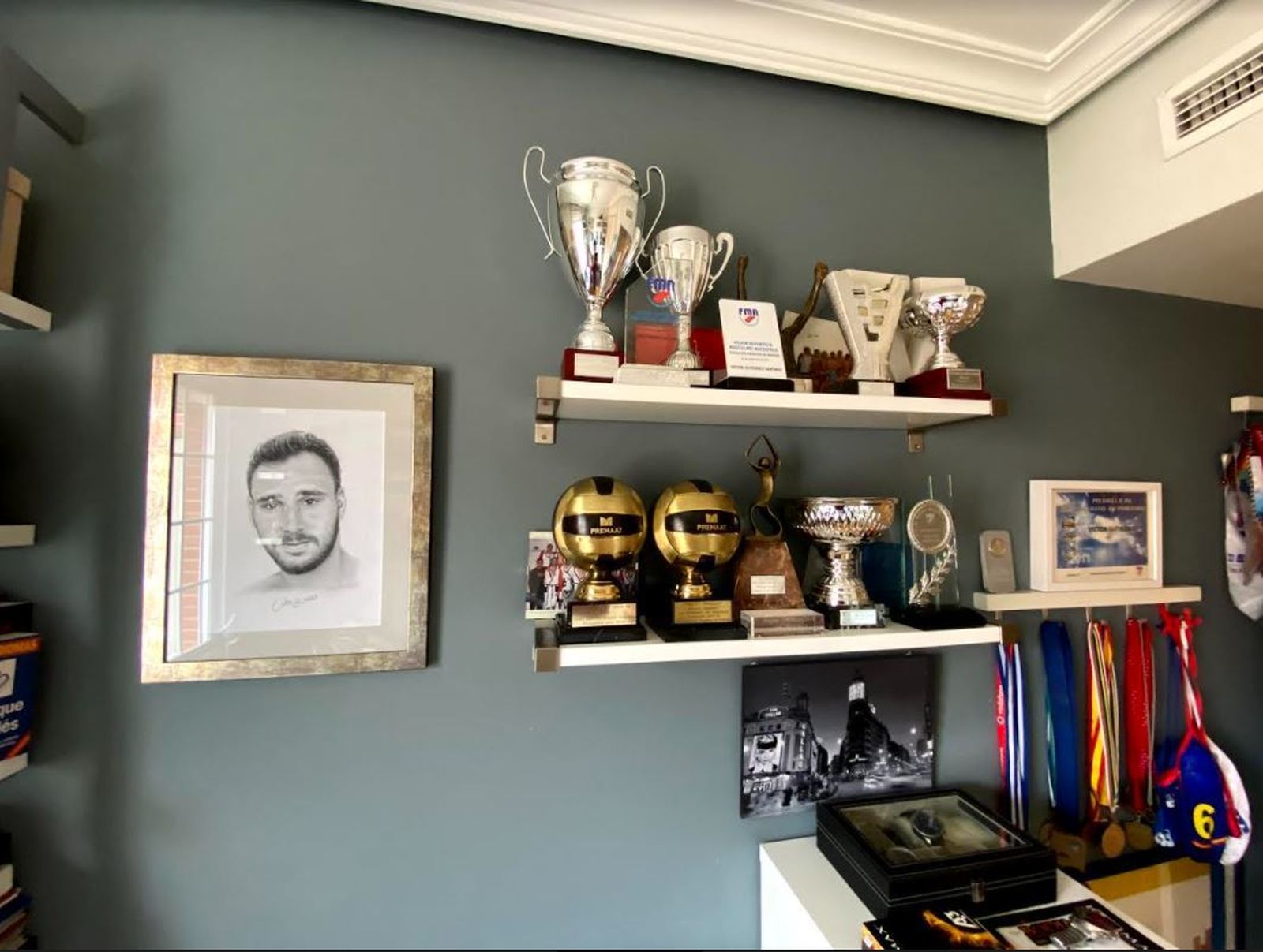 Aquí tenemos alguno: copas, medallas y el trofeo de 'pichichi' de la liga de waterpolo.