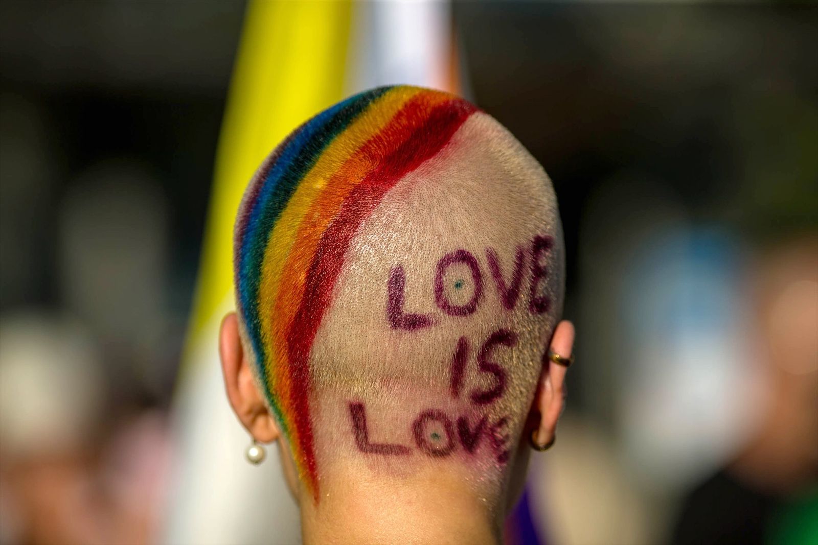 Persona en la manifestación LGTBI 2022