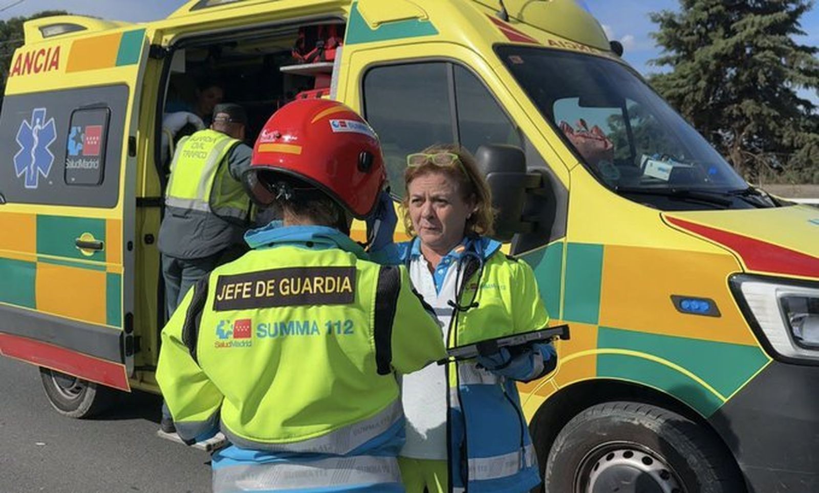 Ambulancia y sanitarios del SUMMA 112