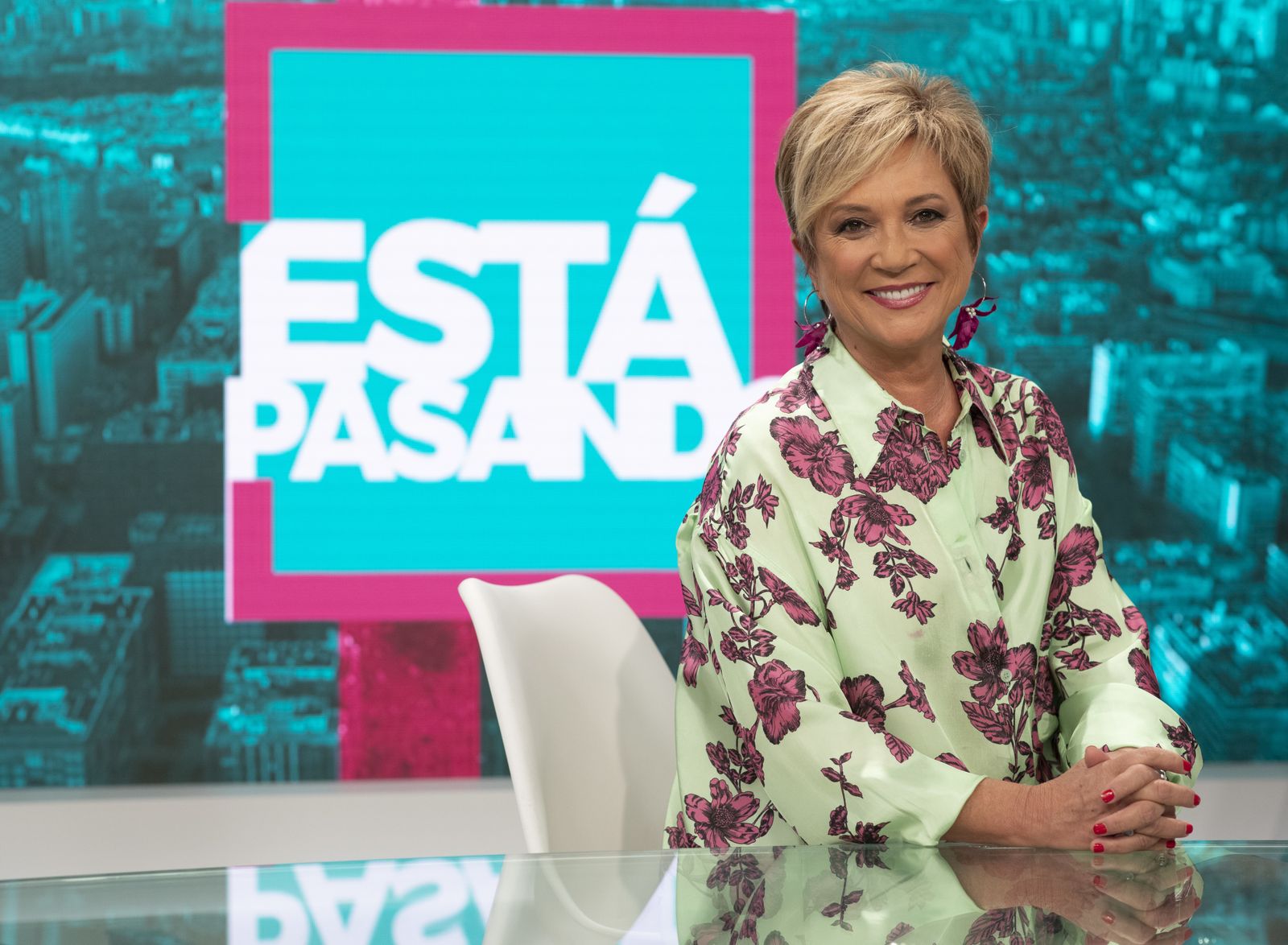 Inés Ballester presenta 'Está pasando' en Telemadrid.