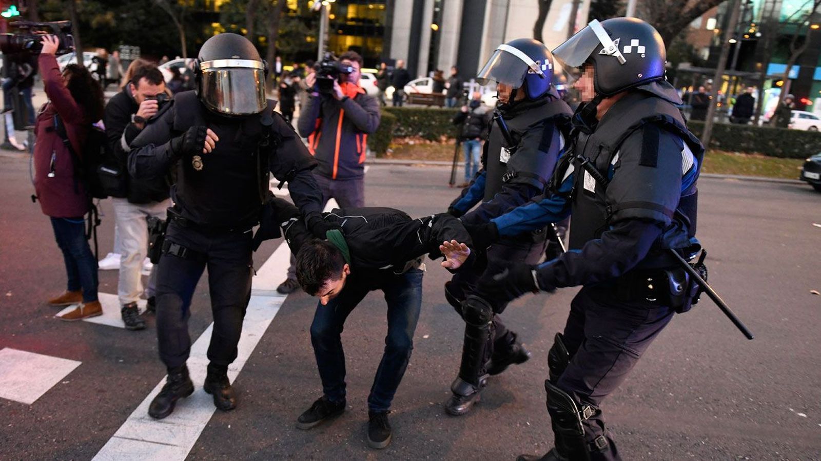 La Policía intenta desalojar a los taxistas que bloquean la Castellana
