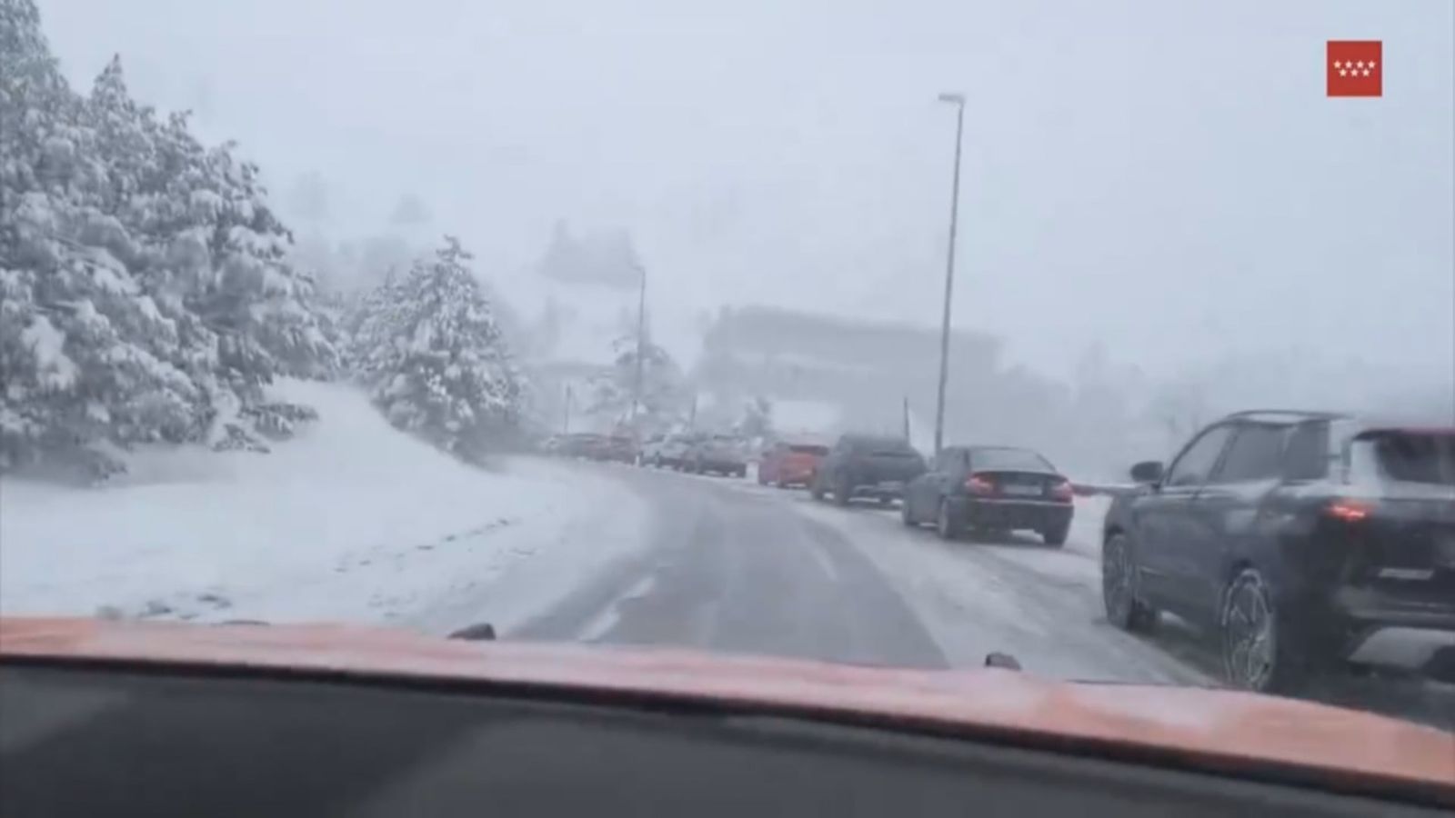 Atrapados por la nieve en Navacerrada.
