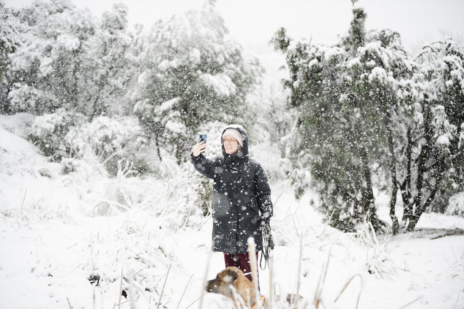 Una mujer se hace una foto en la nieve