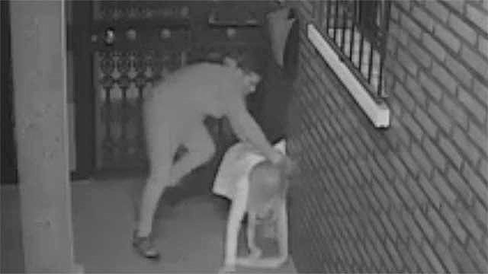 Buscan en Cádiz al atracador que dio una paliza brutal a una mujer de 64 años en Algeciras