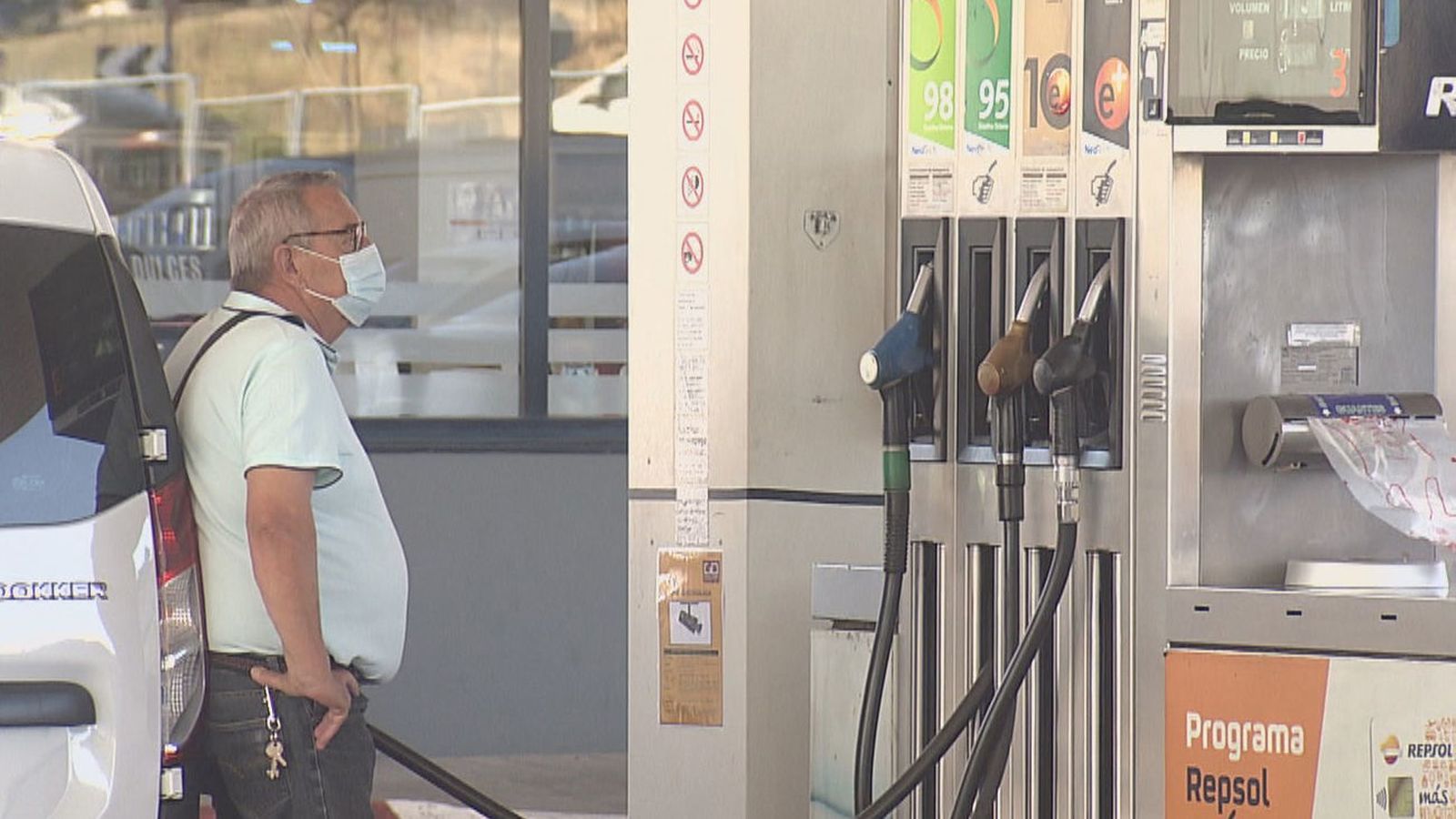 Un conductor reposta en una estación de servicio