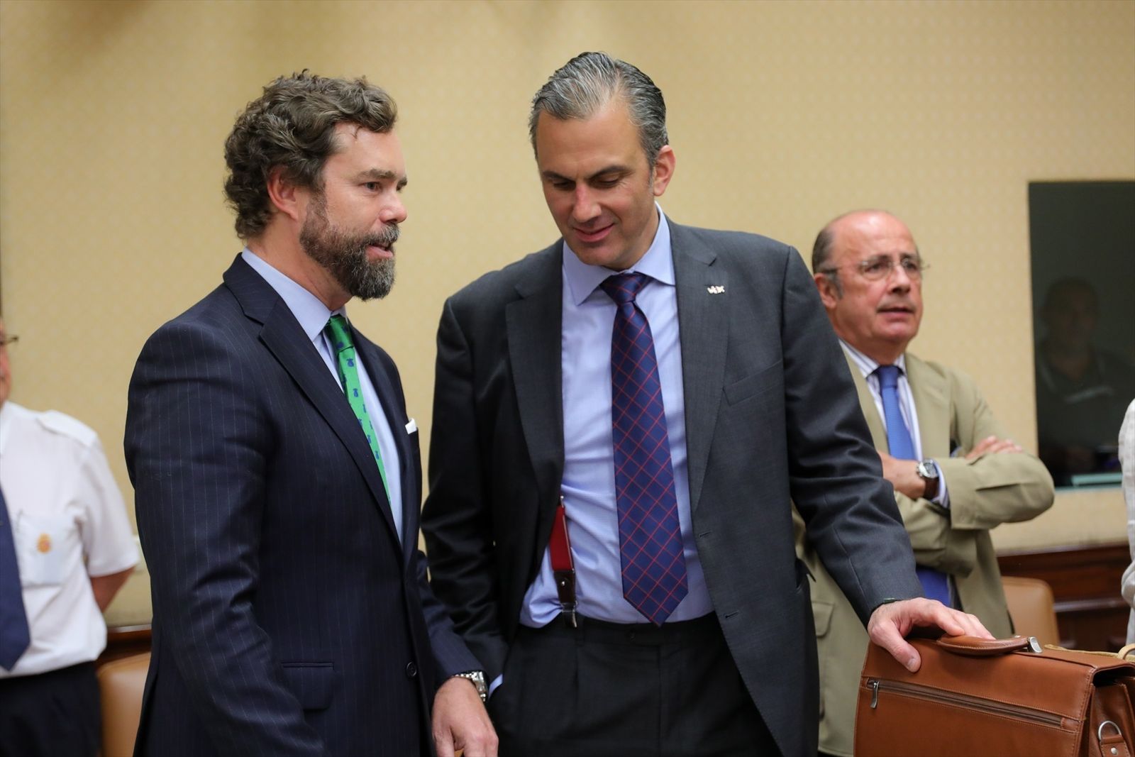 Iván Espinosa de los Monteros (i) y Javier Ortega Smith (d) en el Congreso