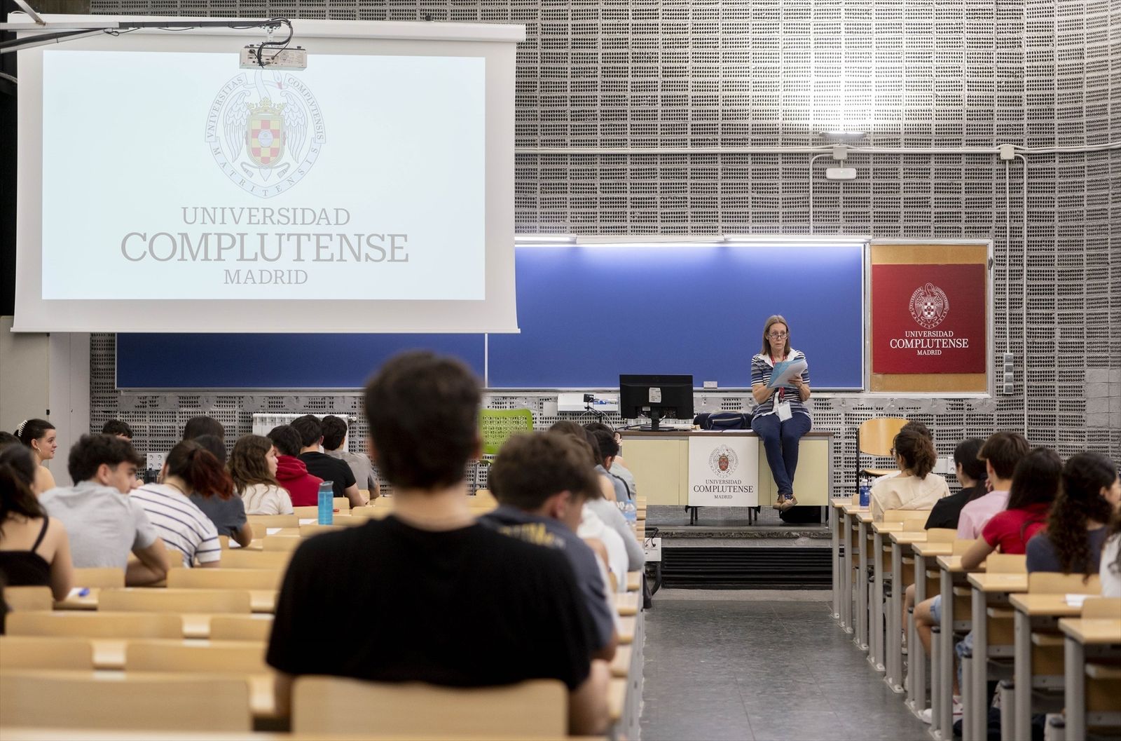 Estudiantes en un examen de la EvAU en la Complutense