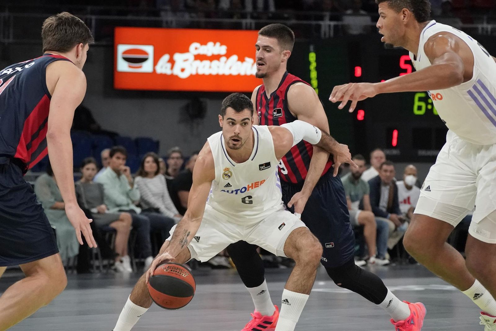 El alero del Real Madrid, Alberto Abalde , con el balón ante el jugador serbio del Baskonia, Vanja Marinkovifá,