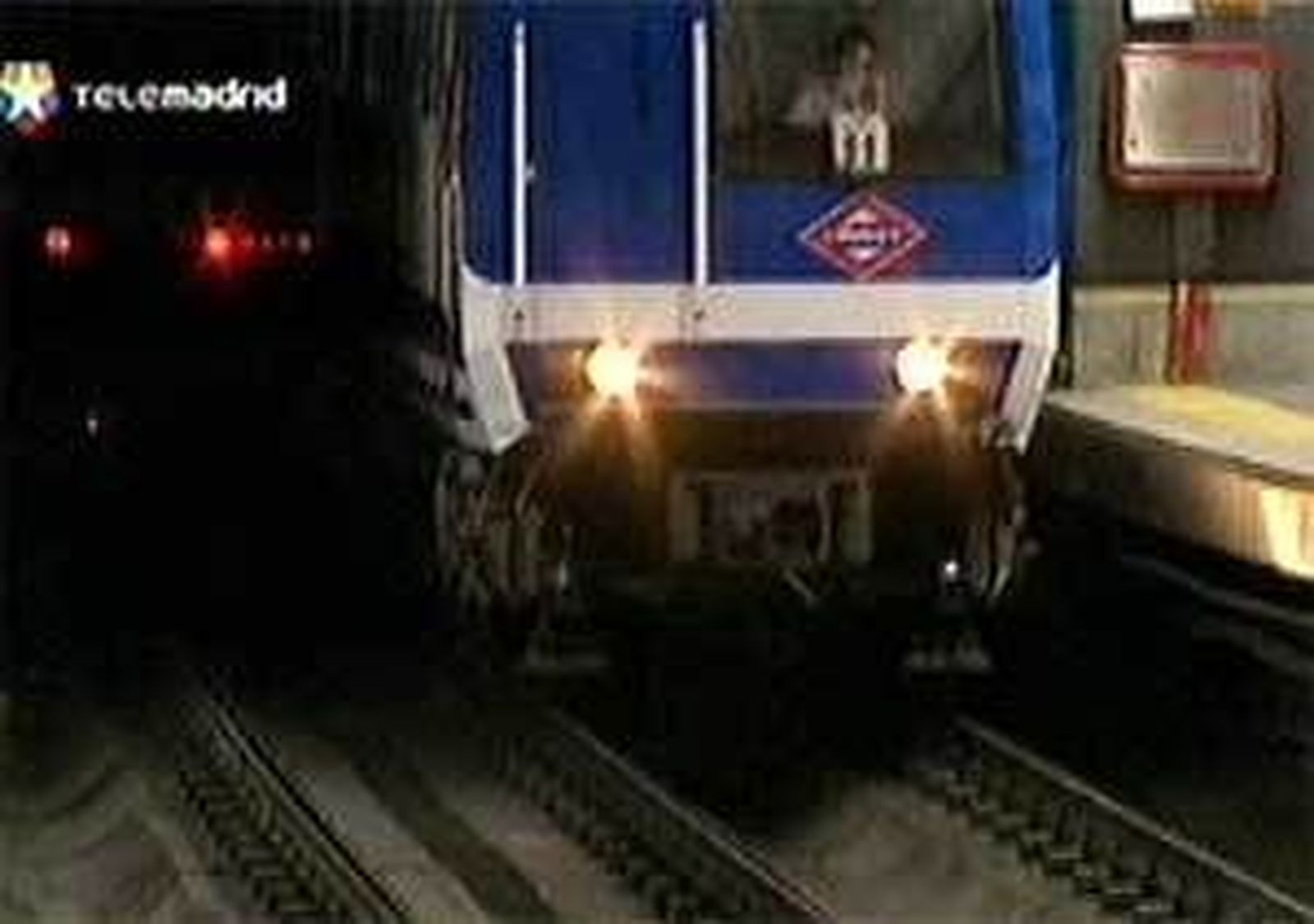 Una mujer con su hijo en brazos se arroja a las vías del Metro en Cuatro Caminos