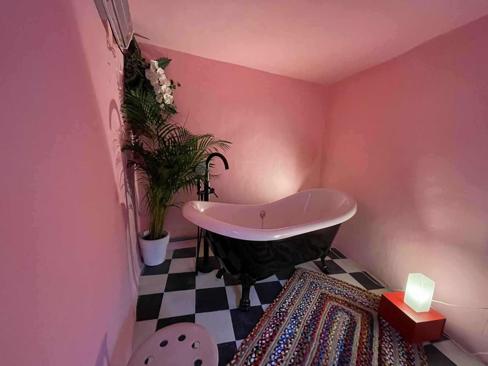 Y hasta en el cuarto de baño. Sí, el baño también tiene las paredes rosas.