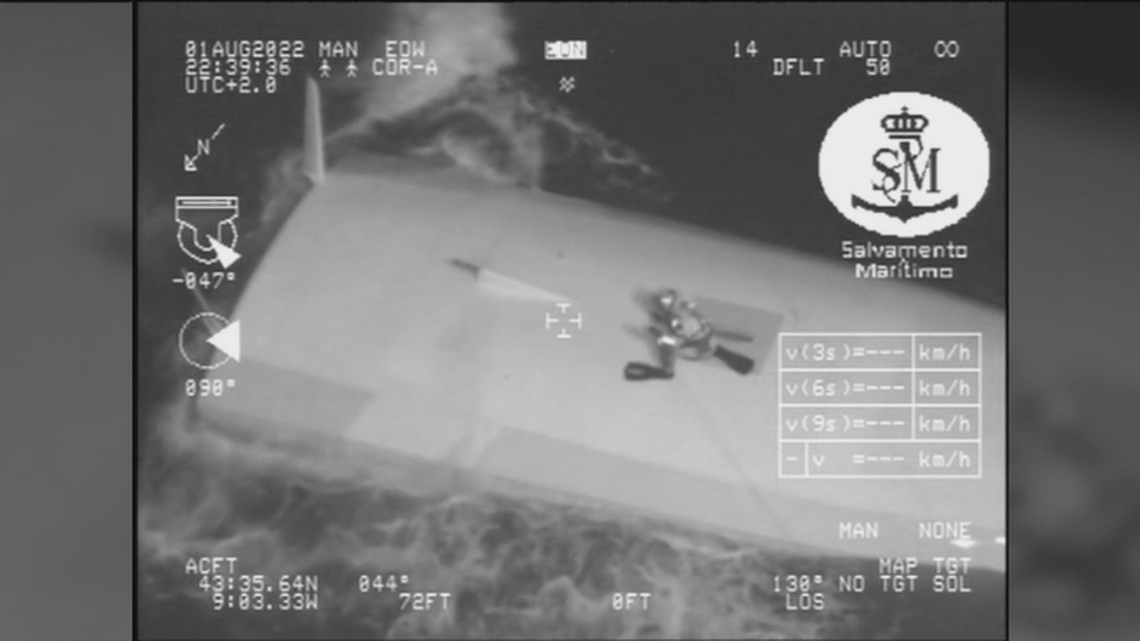 Salvan a un navegante en La Coruña tras 16 horas atrapado bajo su velero