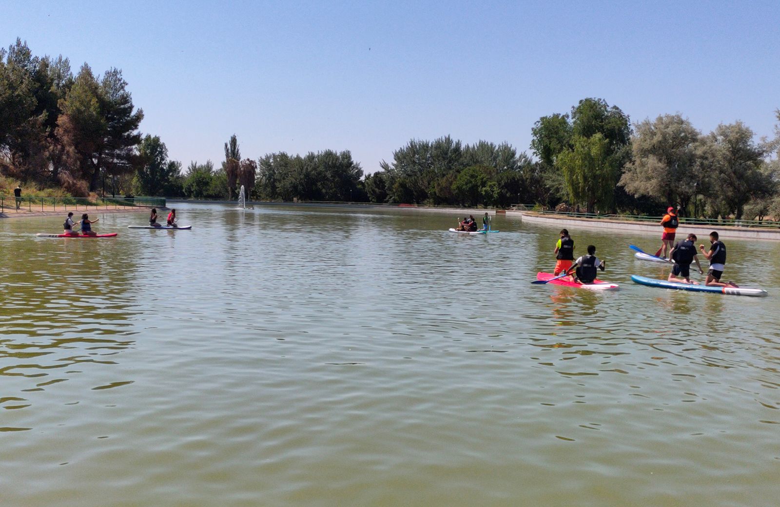 Actividad acuática en el lago de la Dehesa Boyal de Parla