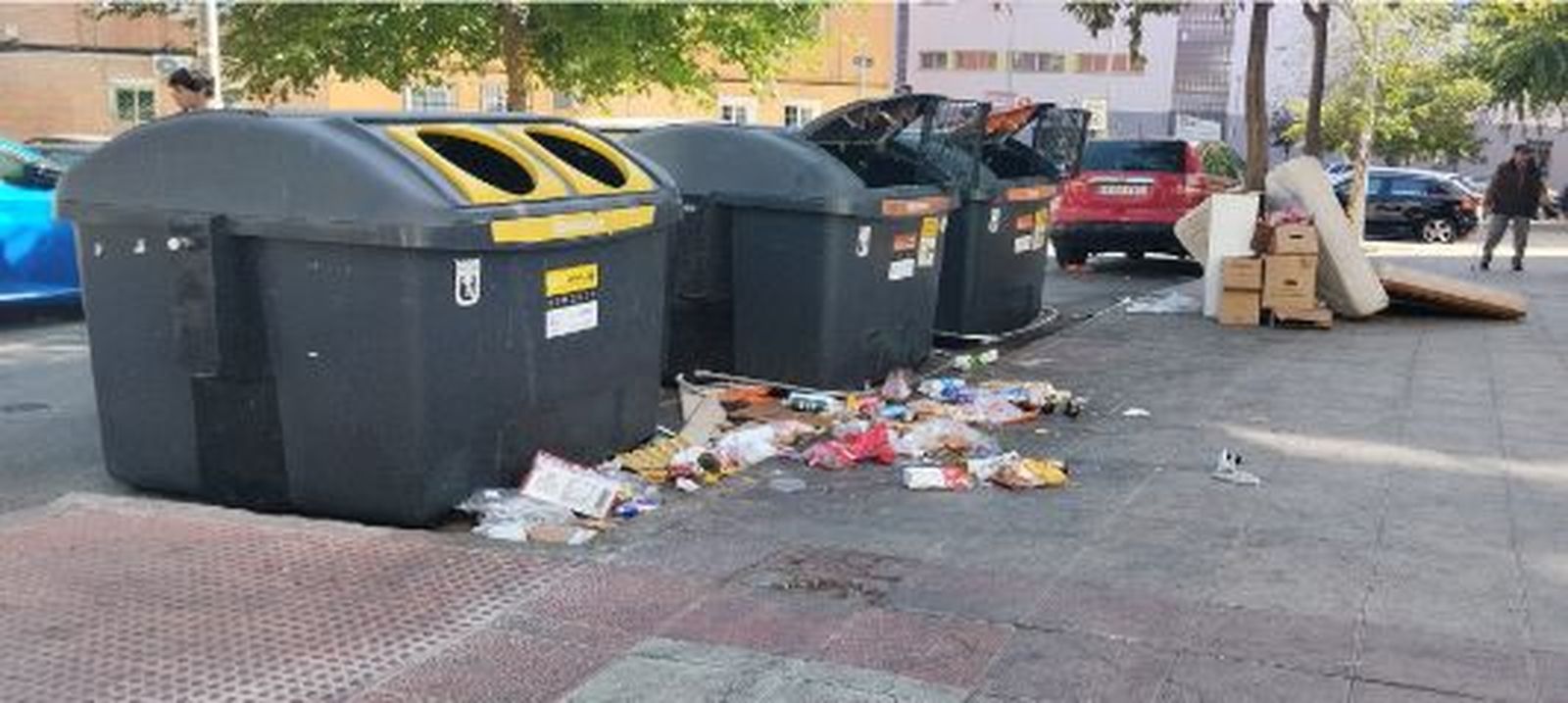 Basuras y enseres acumulados junto a contenedores de la calle Zapardiel (San Blas)