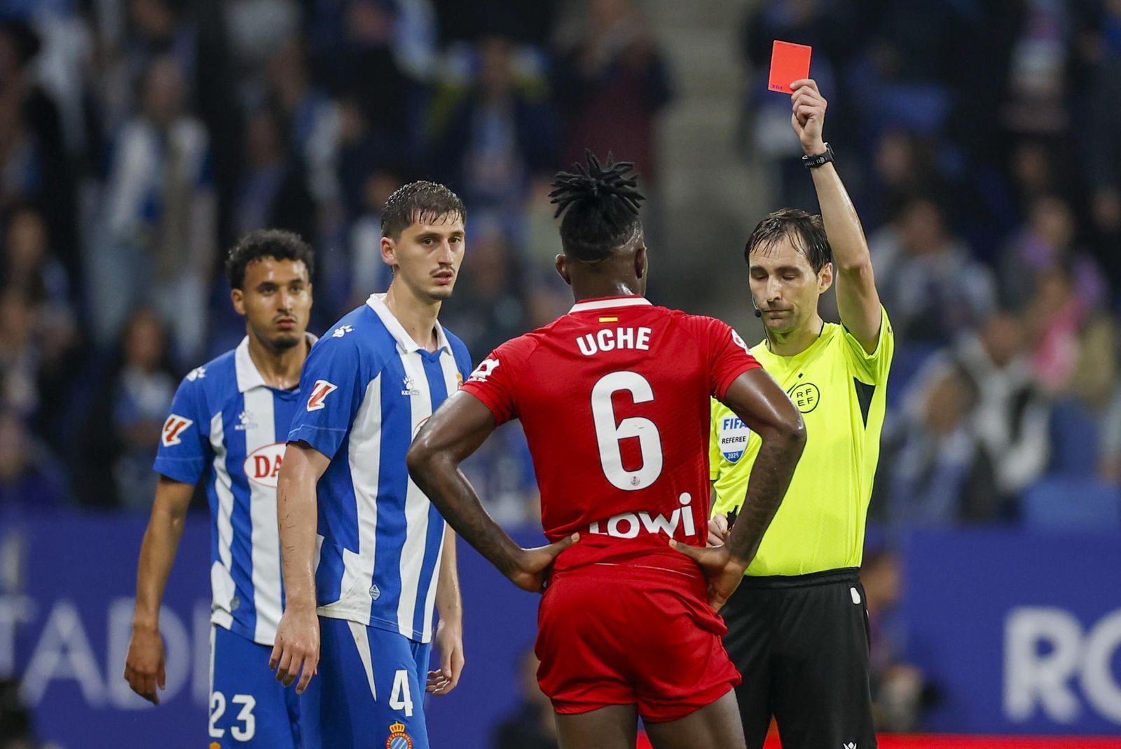 El colegiado De Burgos Bengoechea muestra tarjeta roja al nigeriano del Getafe, Christantus Uche