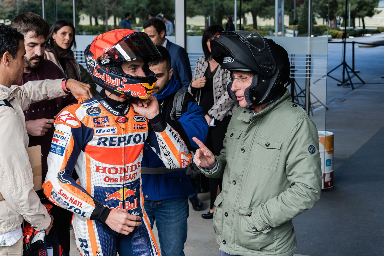 Almeida y Marc Márquez recorren Madrid en moto con combustible 100% renovable