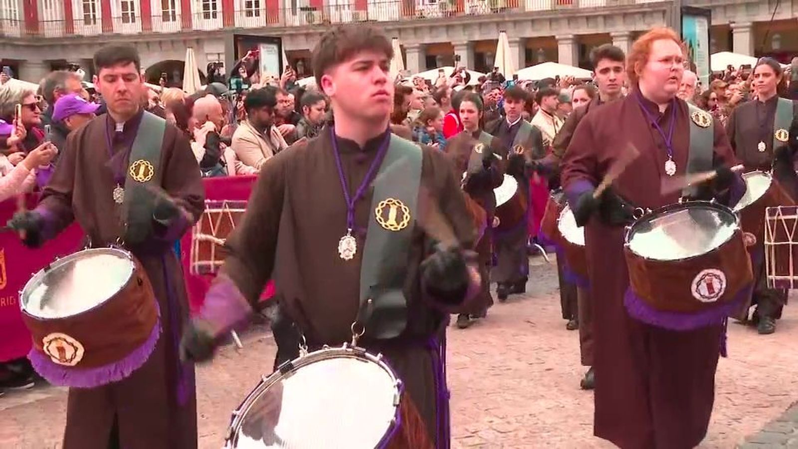 La tamborrada en la Plaza Mayor pone punto final a la Semana Santa en Madrid