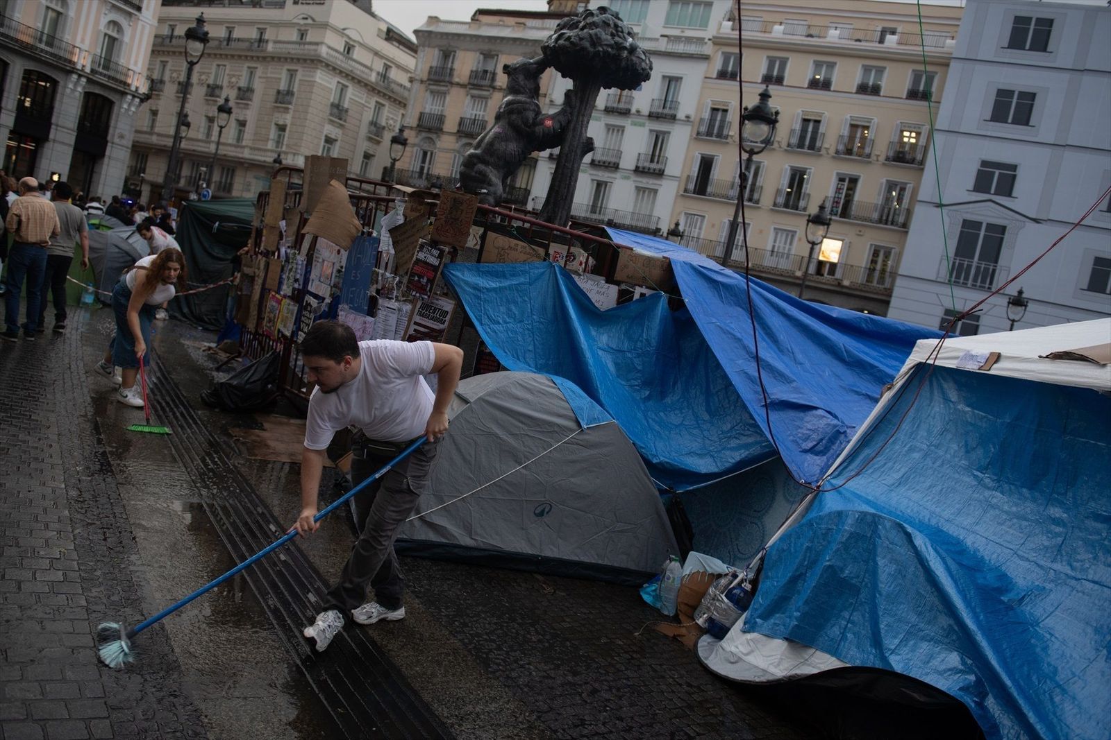 La acampada de Sol comienza a extenderse por la calle Arenal y Preciados