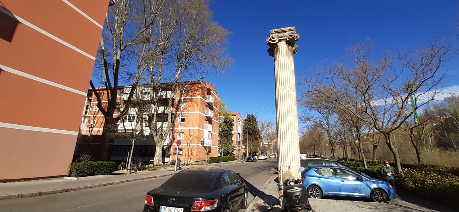 Una de las columnas clásicas en la Calle Ribera del Manzanares
