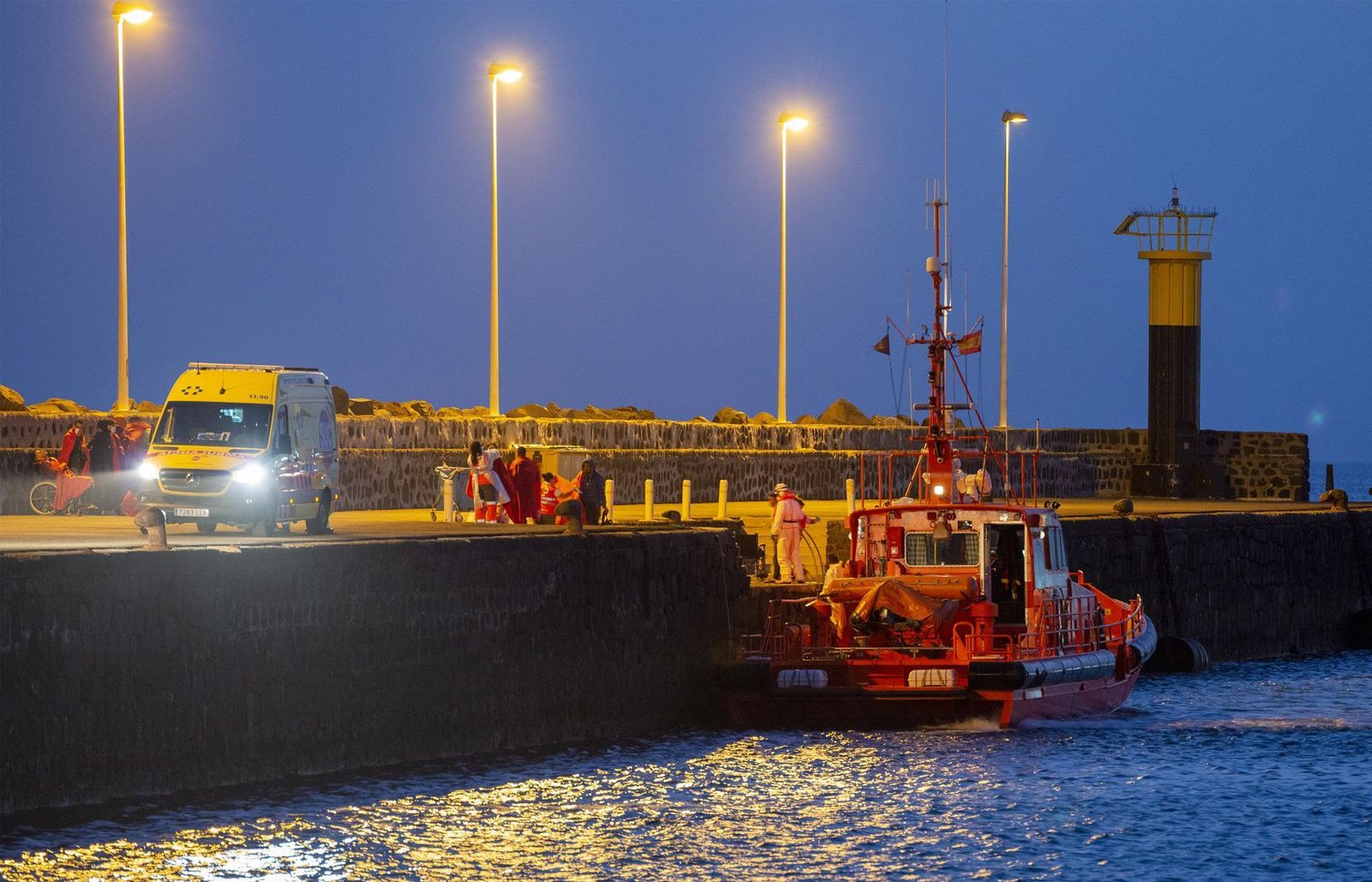 Salvamento Marítimo rescata a 16 migrantes que trataban de llegar a Lanzarote
