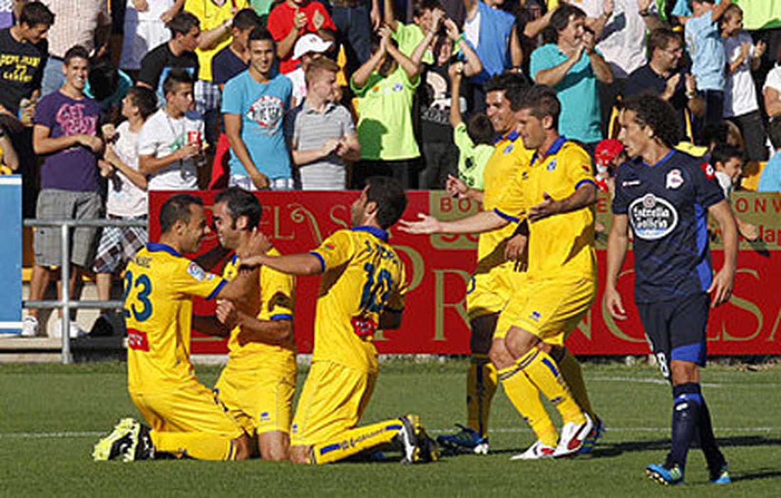 Los jugadores del Alcorcón celebran uno de los tantos ante el Deportivo de la Coruña