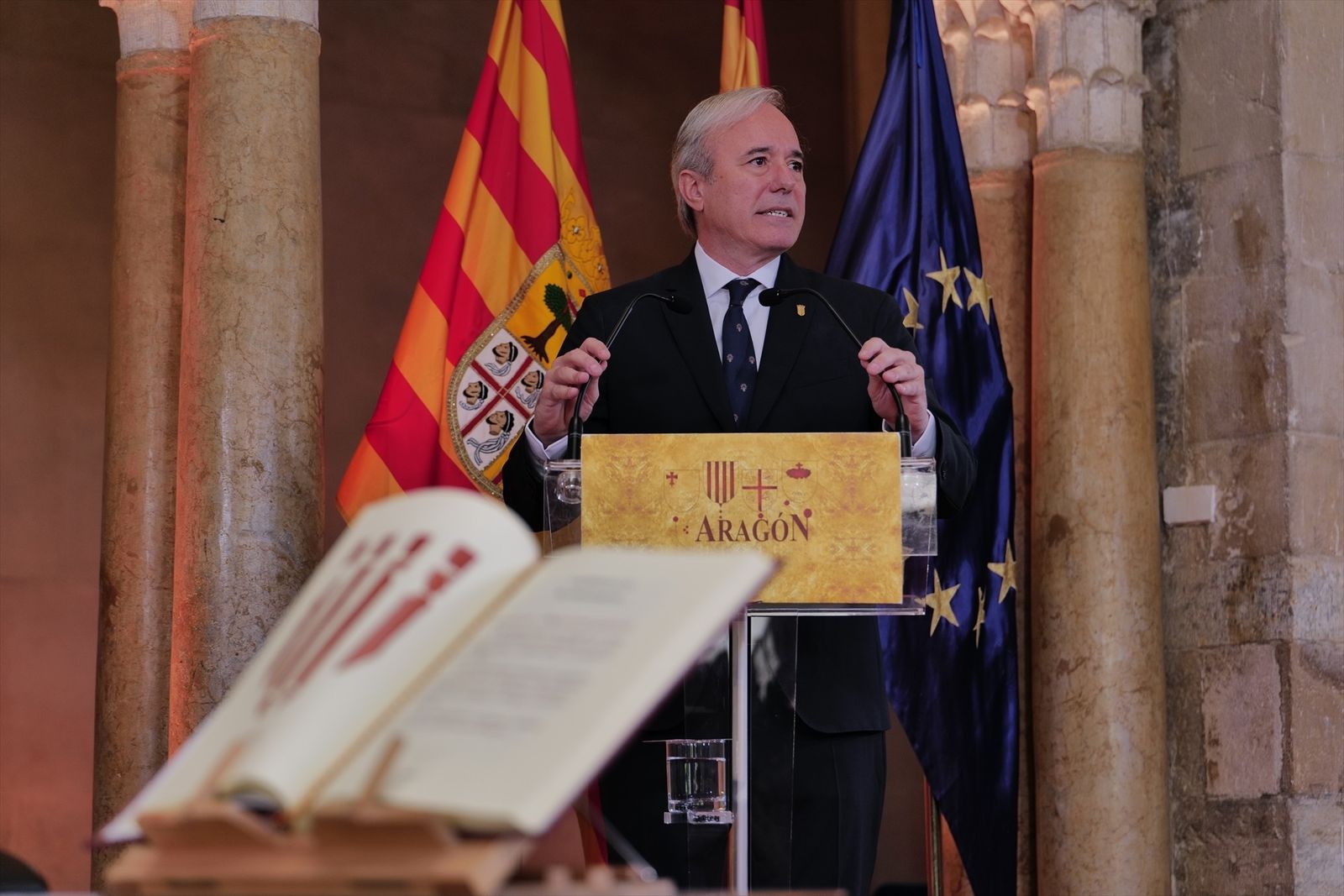 El nuevo presidente de Aragón, Jorge Azcón, da un discurso durante su toma posesión de su cargo