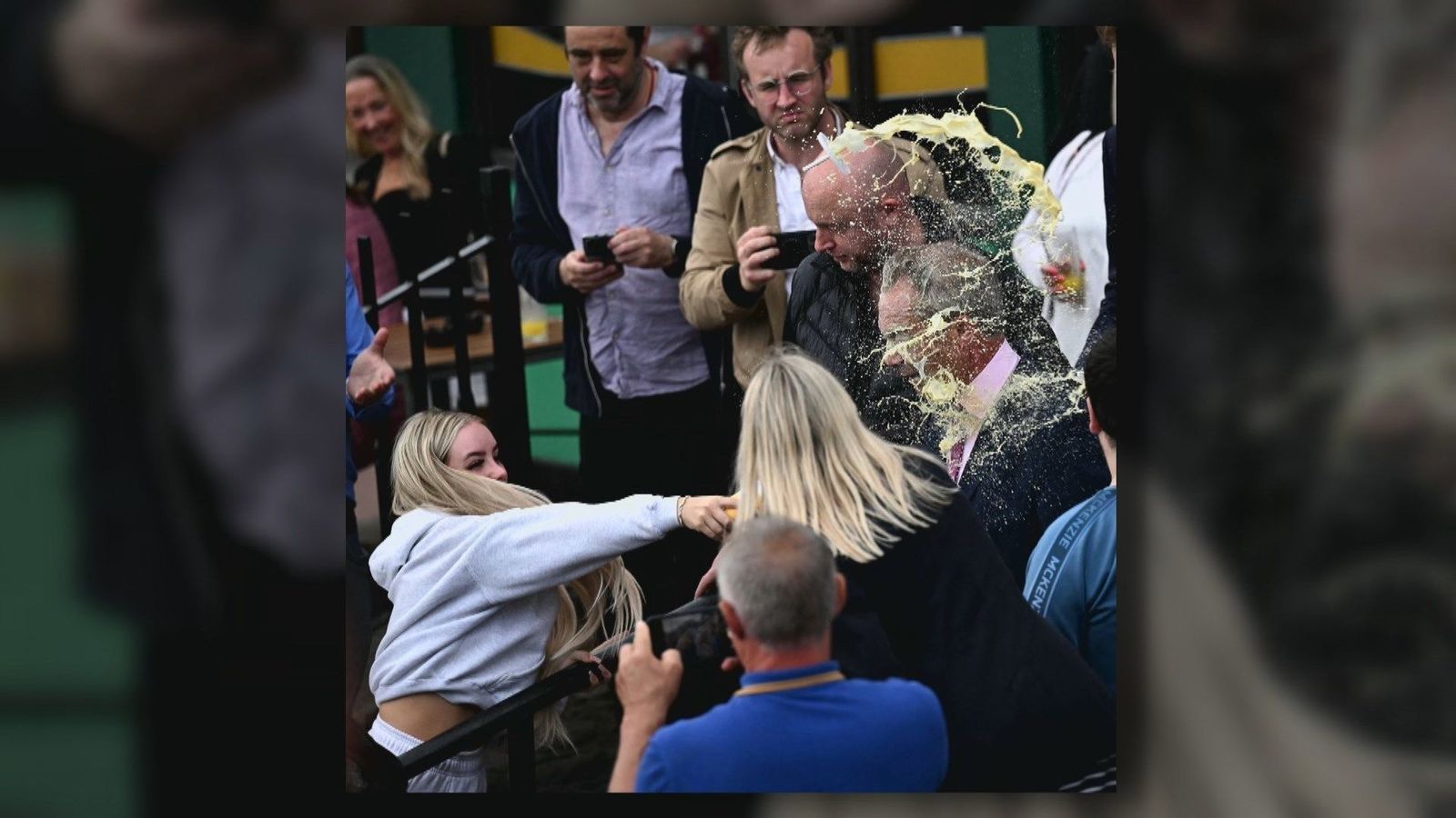 Arrojan un batido a Nigel Farage tras un acto de campaña
