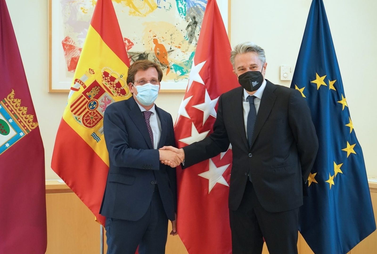 El alcalde de Madrid, José Luis Martínez-Almeida y el presidente de Microsoft España, Alberto Granado
