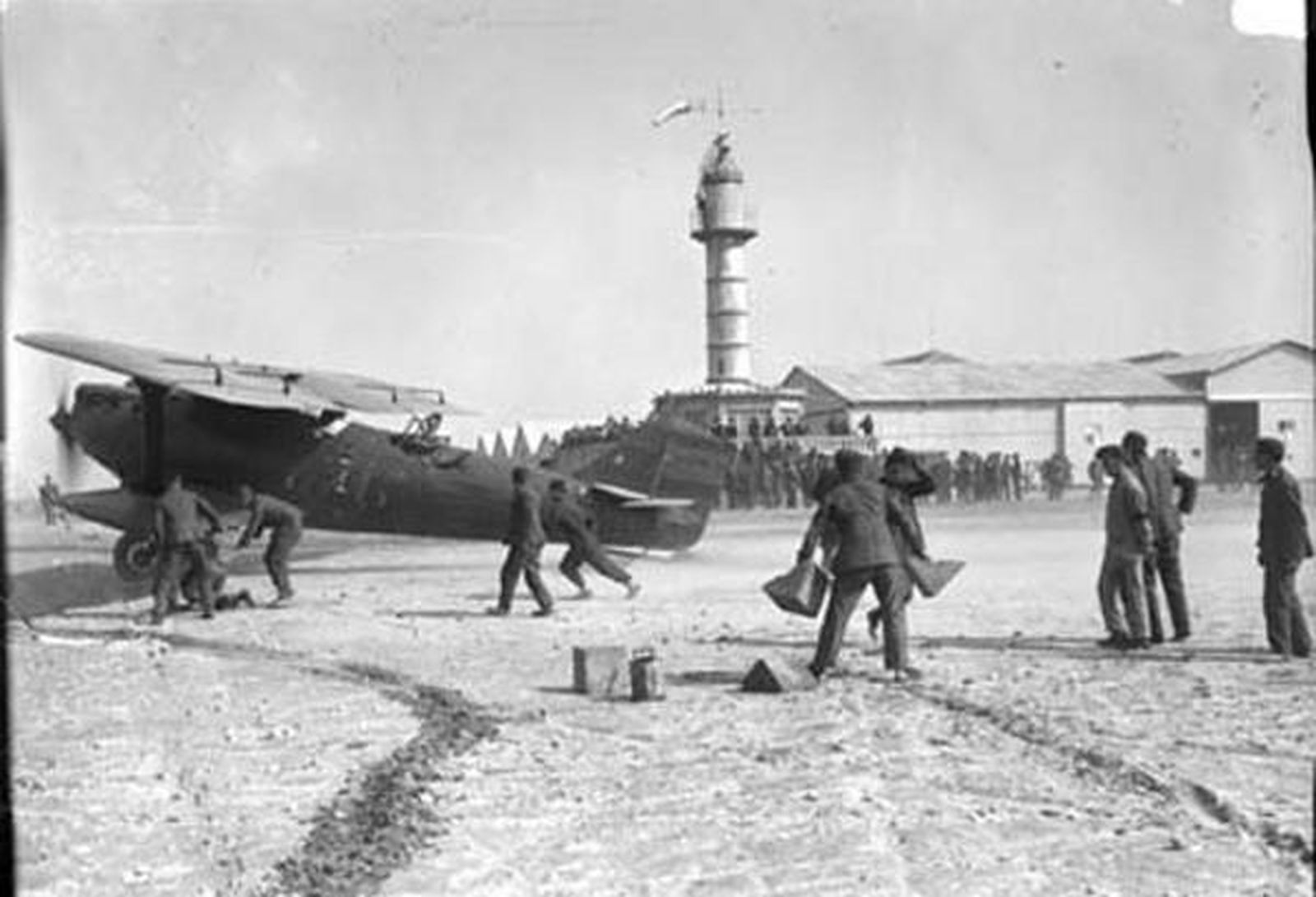 Imagen histórica del campo de vuelo de Cuatro Vientos con la Torre de Mando al fondo