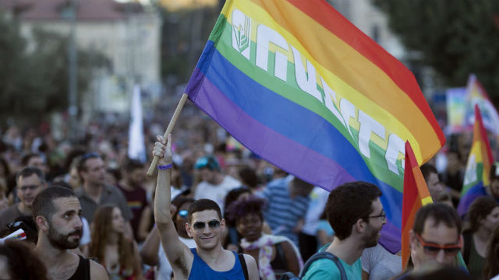 Un hombre sujeta una bandera durante la Marcha del Orgullo LGTB de Jerusalén, en Israel