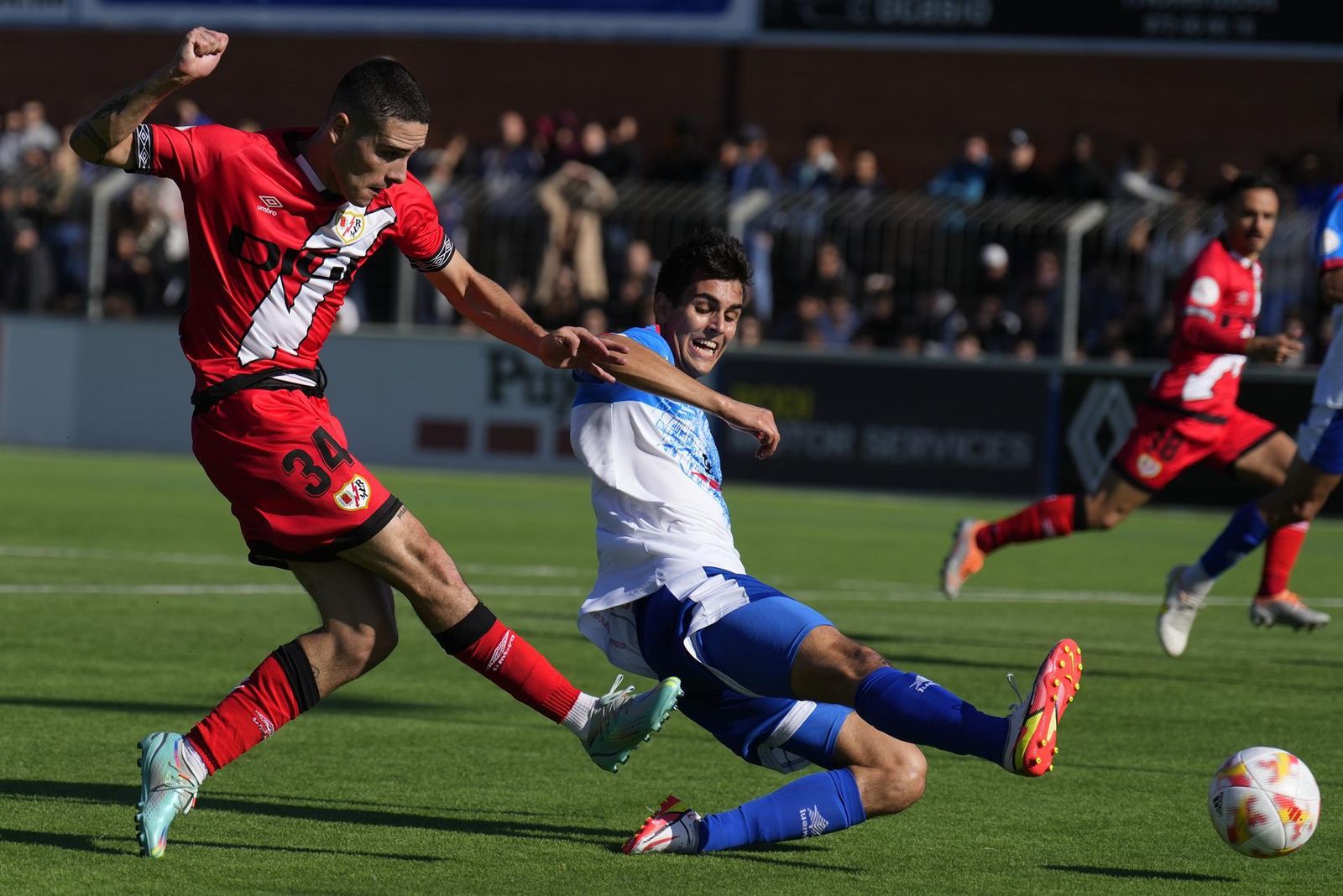 Camello chuta para marcar durante el partido de la Copa del Rey que enfrentó al Rayo y al Mollerussa