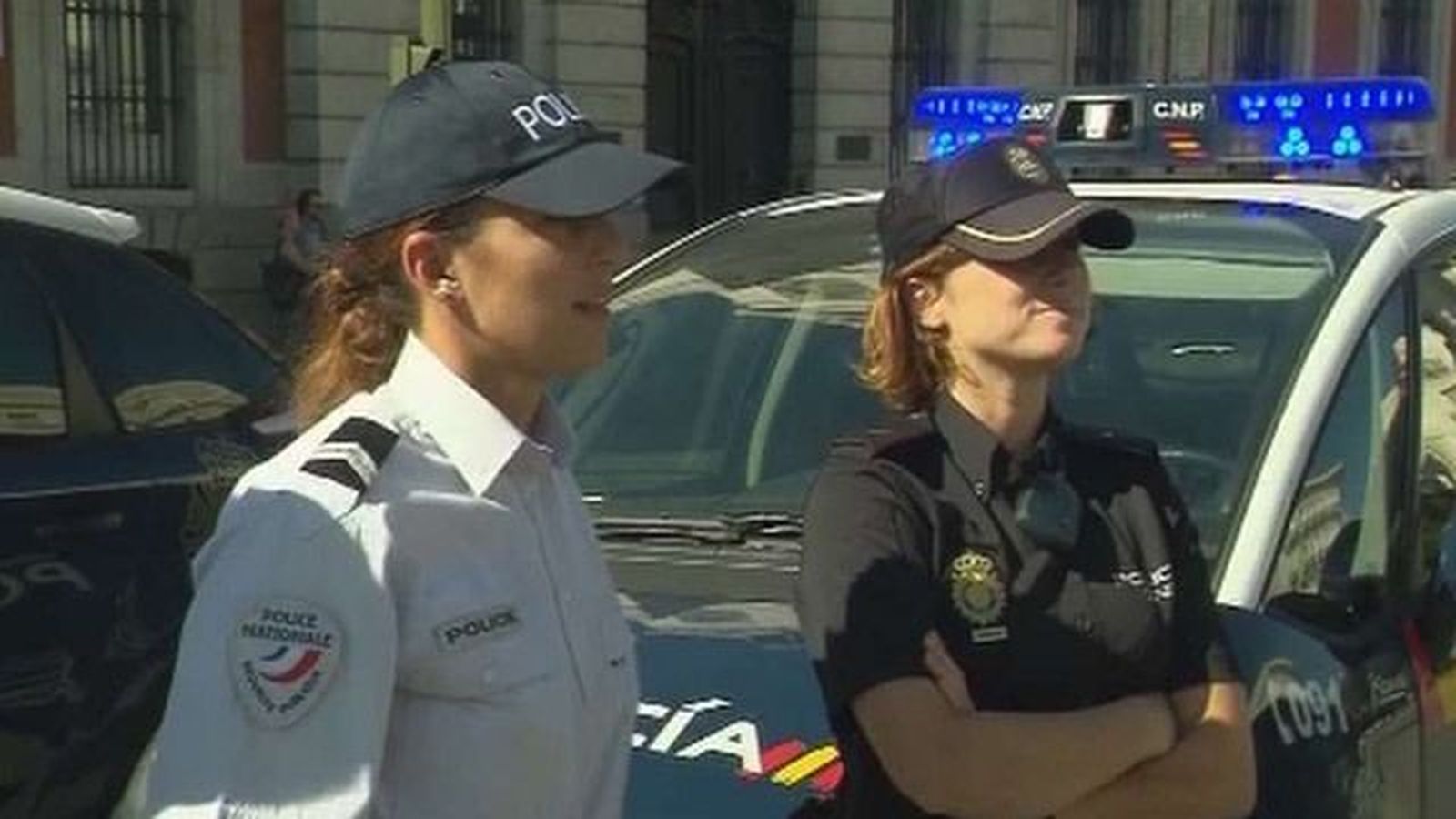 Agentes franceses patrullan unto a la Policía Nacional en Madrid