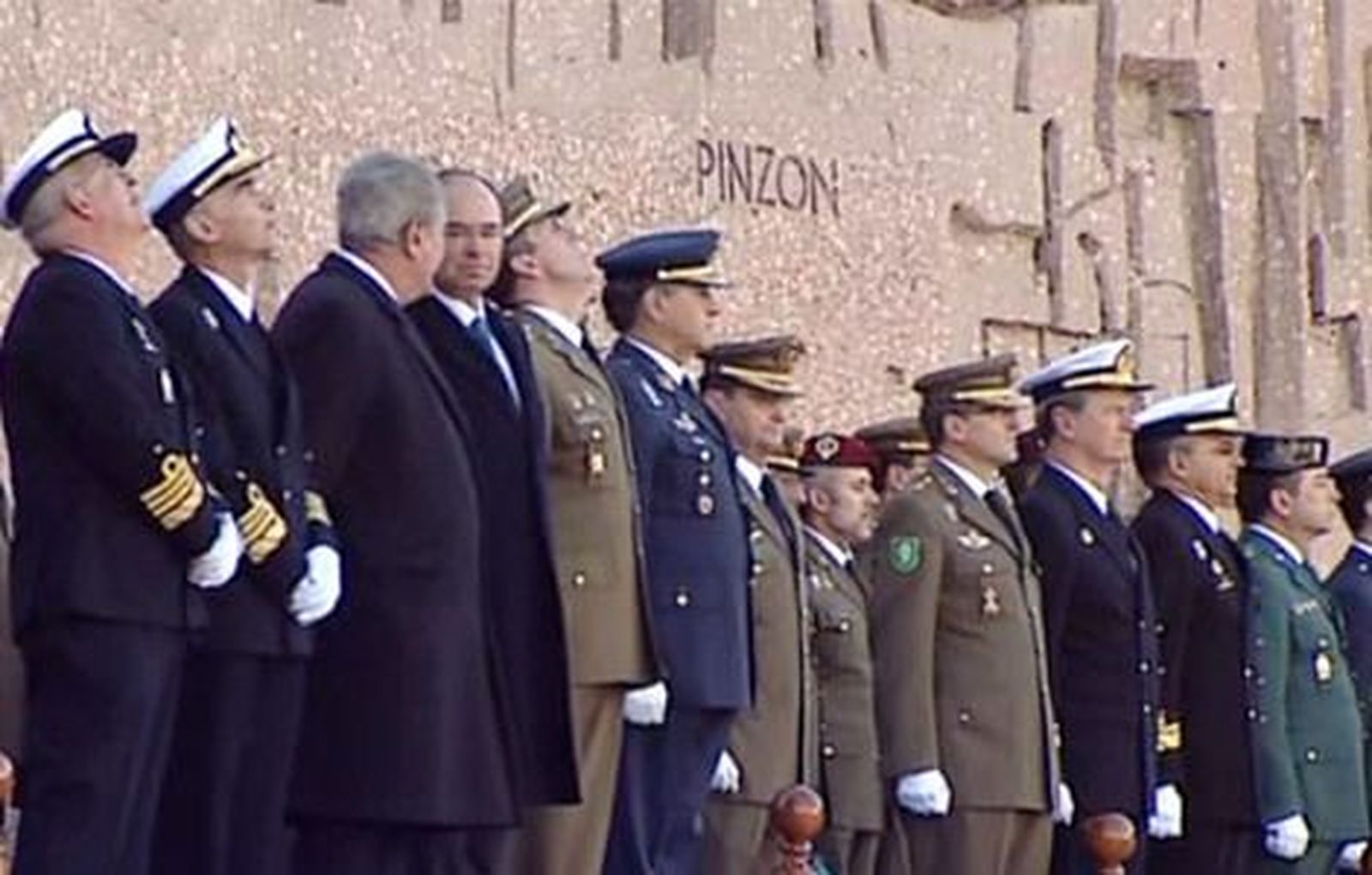 Posada y García Escudero presiden el izado de la bandera de la Plaza de Colón