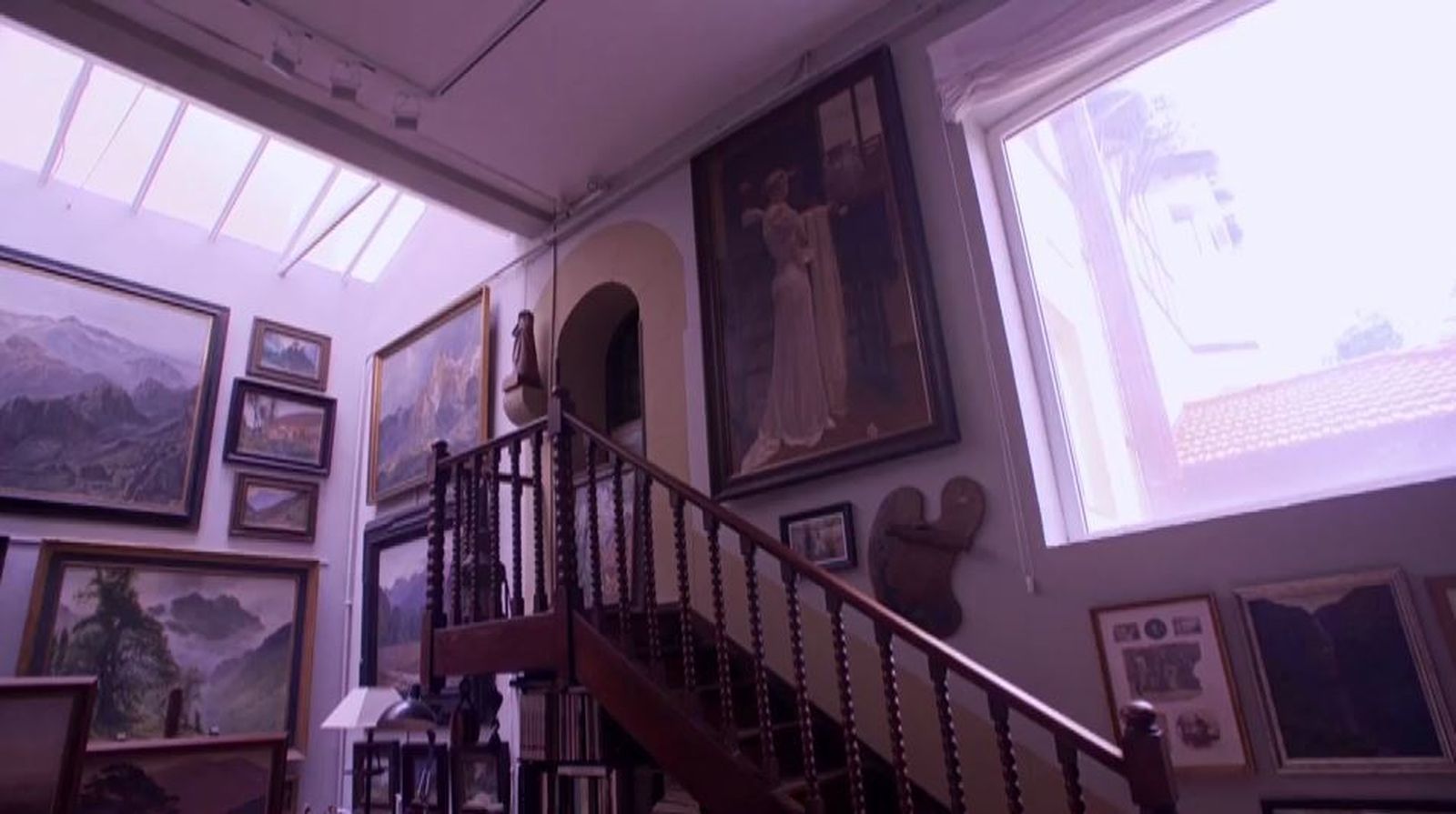 Y esta es una de las zonas más importantes de la casa. Aunque la escalera no da a ninguna parte.