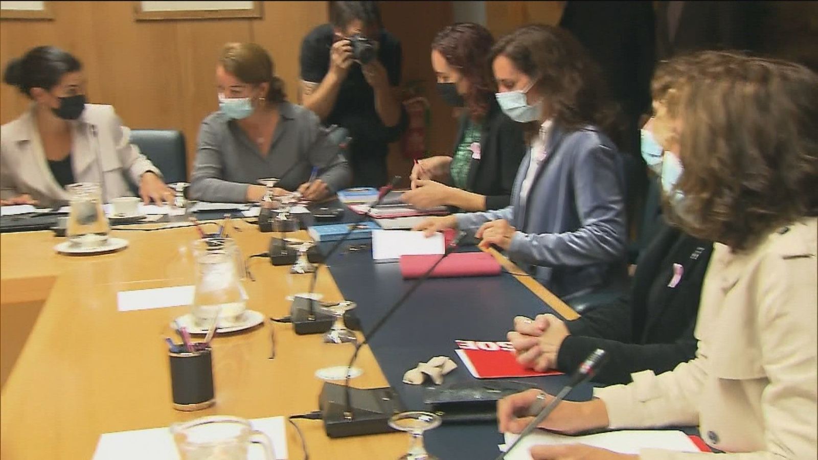 Primeros contactos PP-Vox para negociar un acuerdo sobre los presupuestos de Madrid