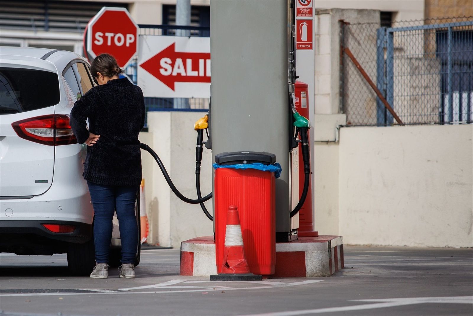 Las gasolinas, de nuevo cerca de los 2 euros por la escalada del petróleo