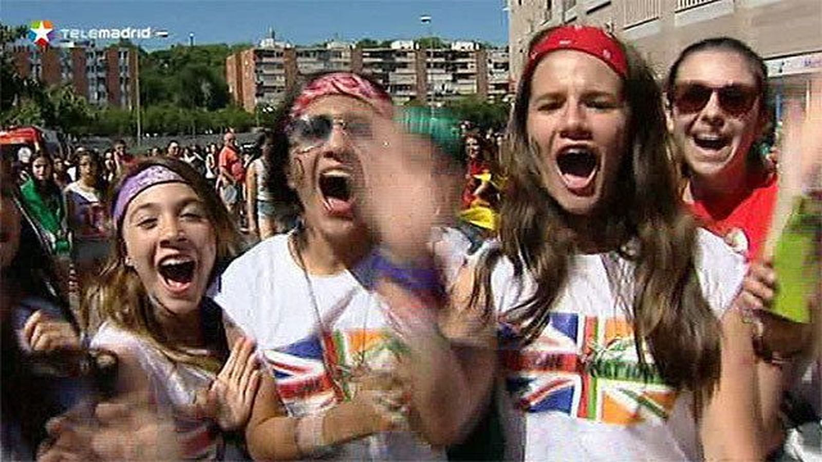 Miles de fans en el estadio Vicente Calderón para el concierto de One Direction
