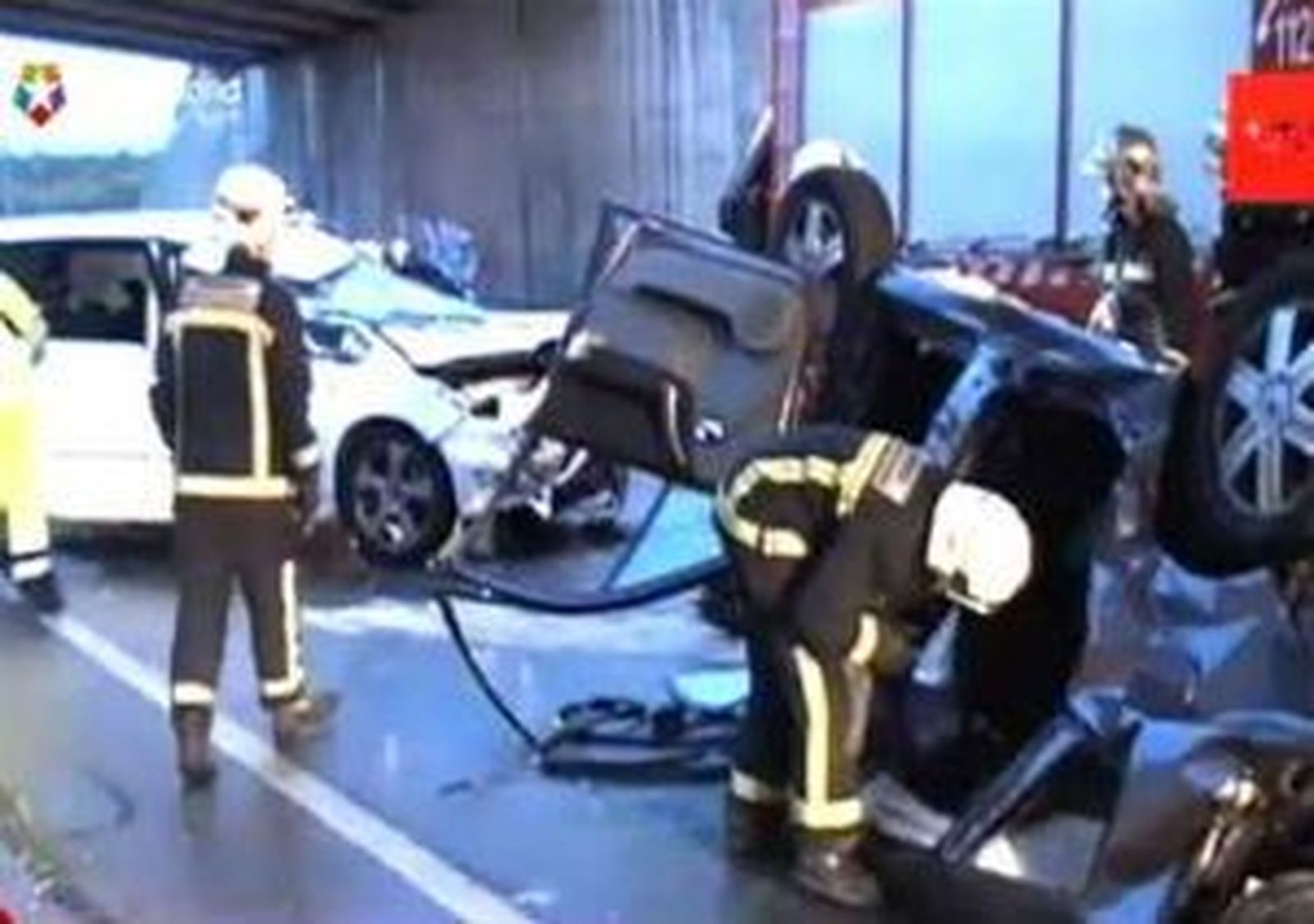 Un muerto y dos heridos graves al caer un coche por un puente de la M-50