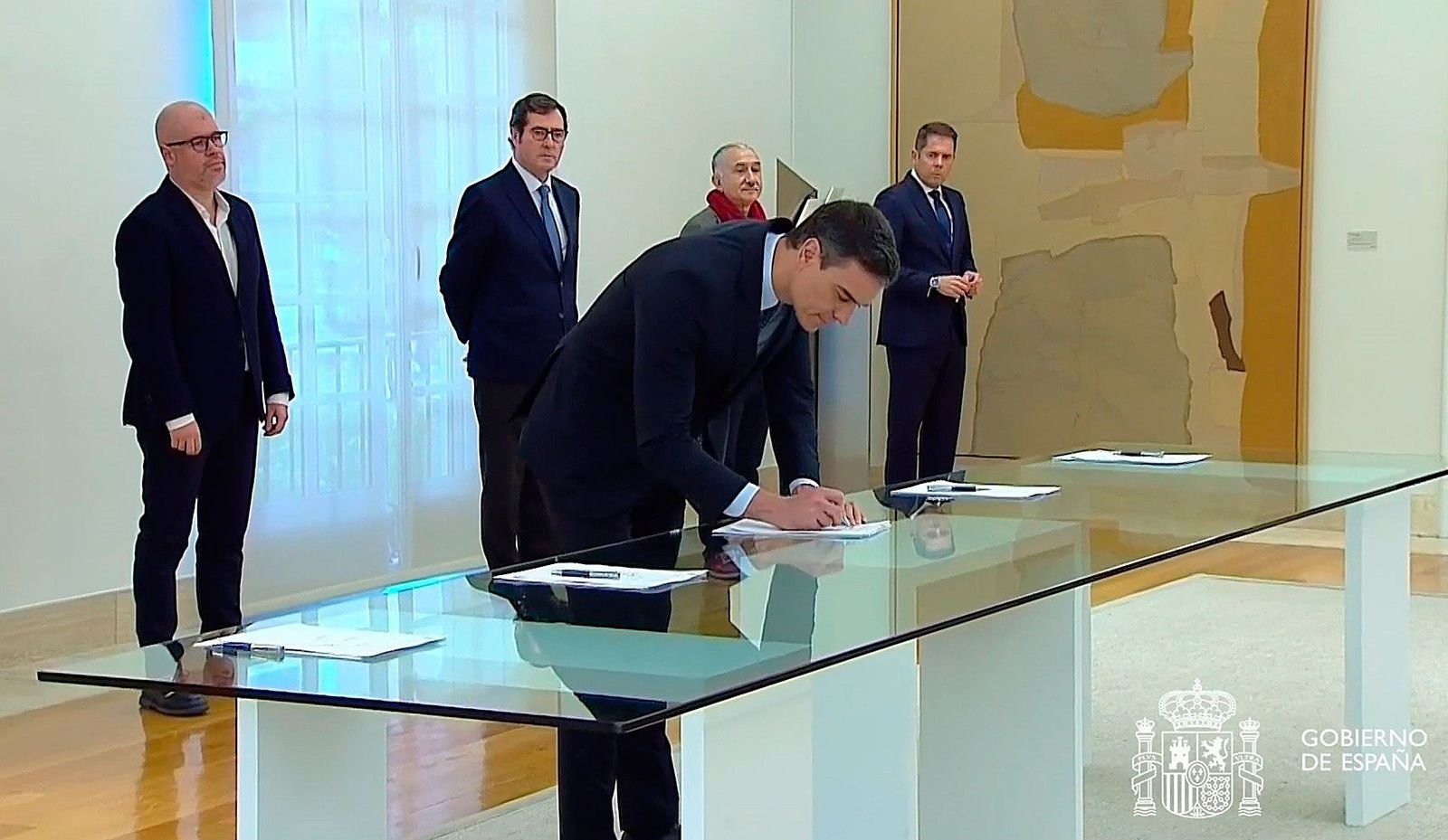 Gobierno, patronal y sindicatos firman el acuerdo para prolongar los ERTE