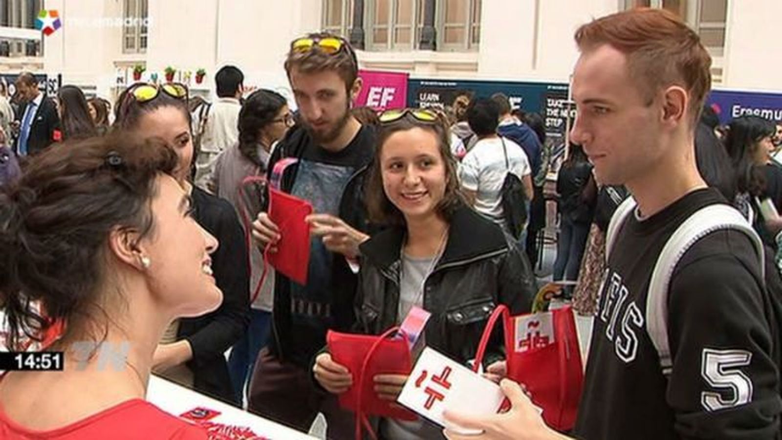 Los Erasmus cambian la discoteca por el Ayuntamiento en su día de bienvenida