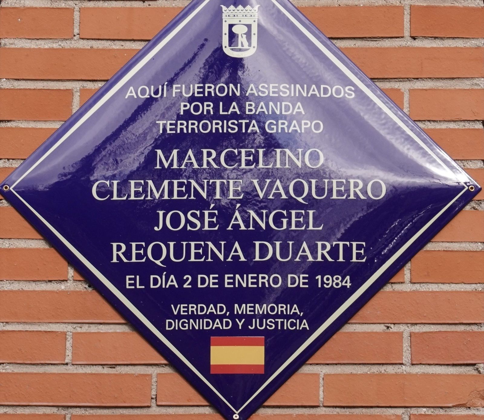 Una placa rinde homenaje a los dos policías nacionales asesinados por el Grapo en Carabanchel
